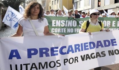 Professores lesados juntam-se frente ao ministério